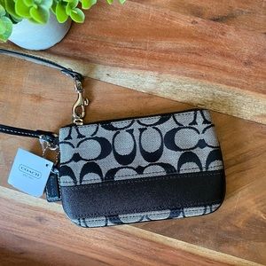 ⭐️NWT⭐️ Coach Wristlet